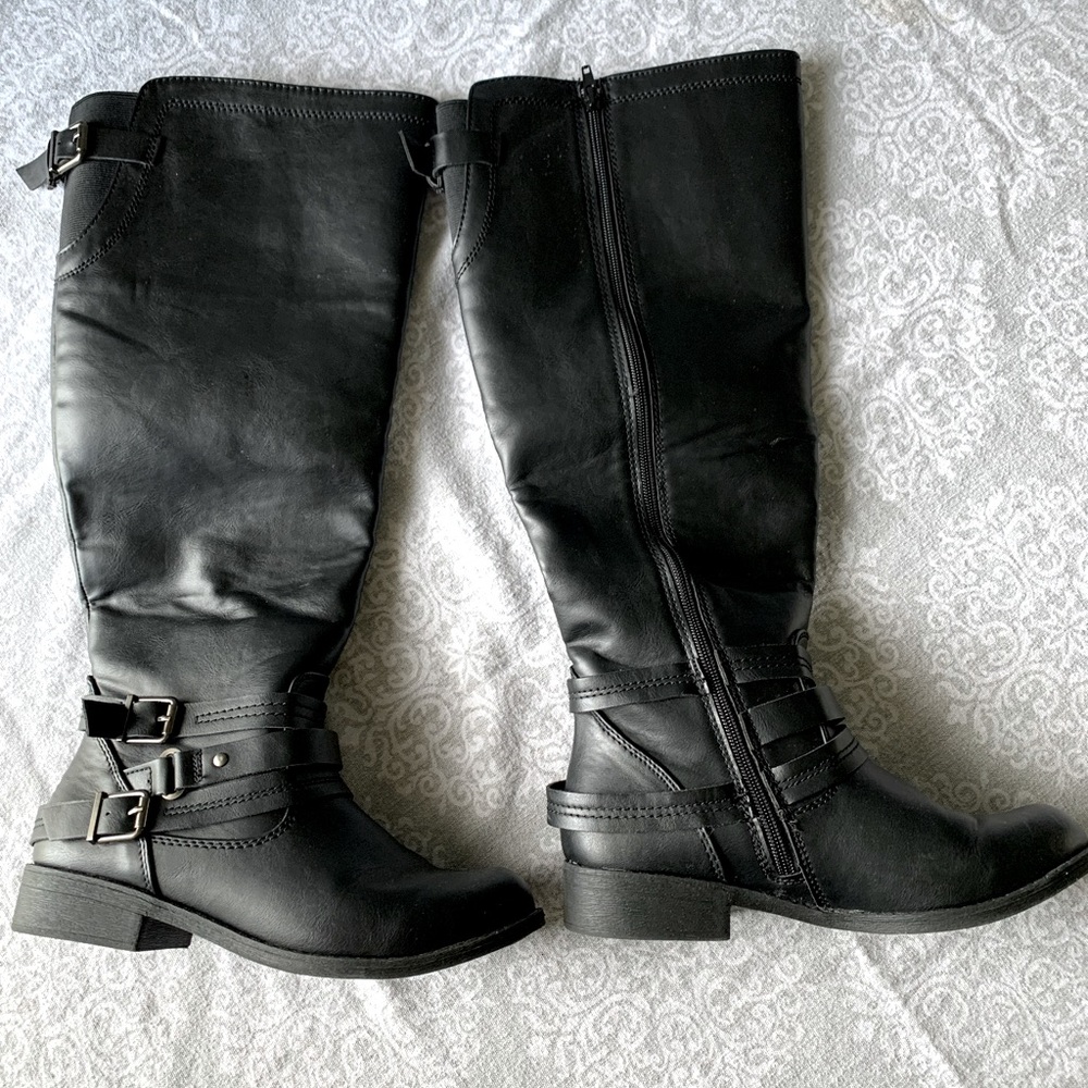 Knee high black boots. Size 8. Like new.